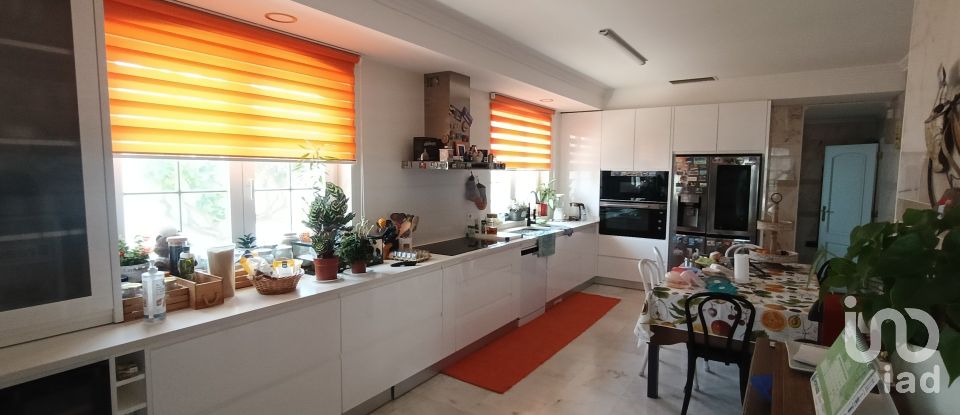 House T4 in Charneca De Caparica E Sobreda of 700 m²