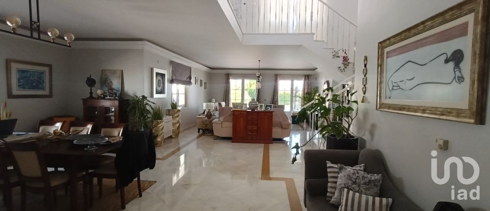 House T4 in Charneca De Caparica E Sobreda of 700 m²