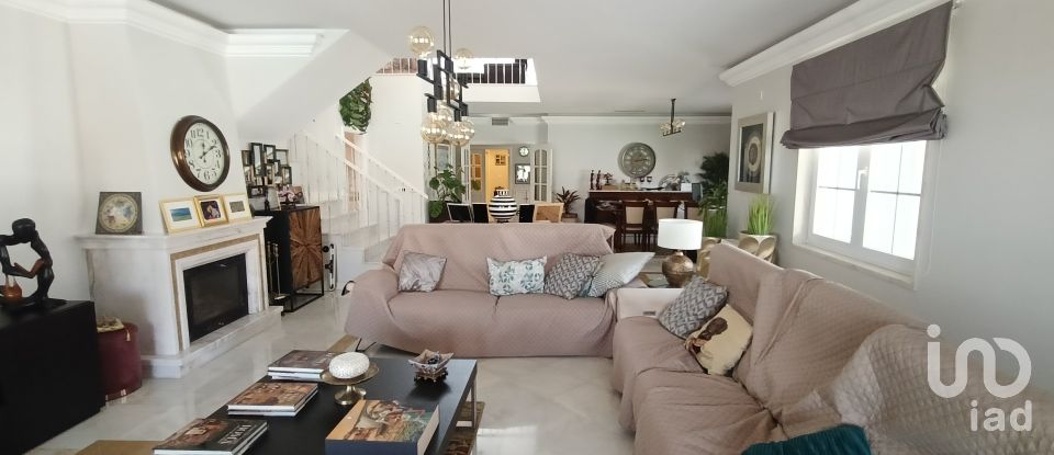 House T4 in Charneca De Caparica E Sobreda of 700 m²