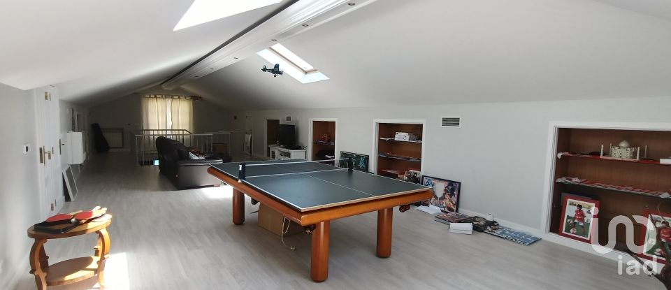 House T4 in Charneca De Caparica E Sobreda of 700 m²