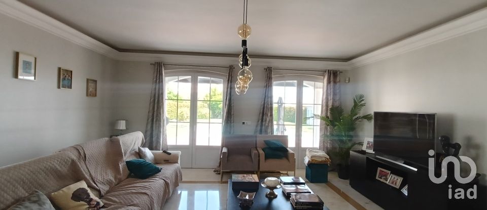 House T4 in Charneca De Caparica E Sobreda of 700 m²