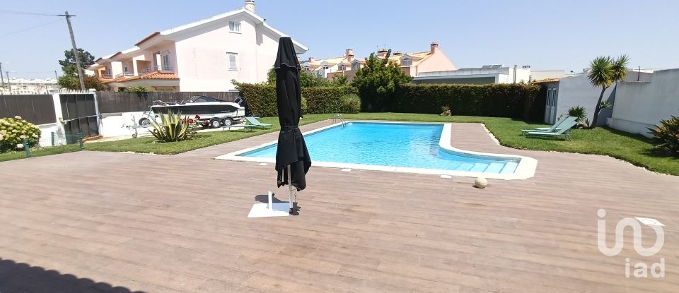 House T4 in Charneca De Caparica E Sobreda of 700 m²