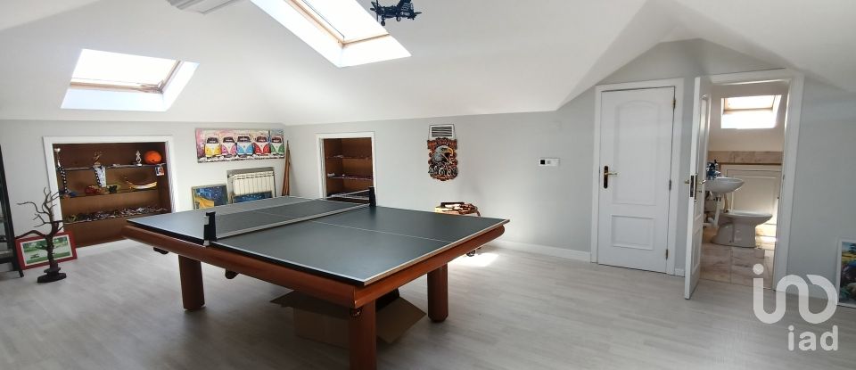 House T4 in Charneca De Caparica E Sobreda of 700 m²