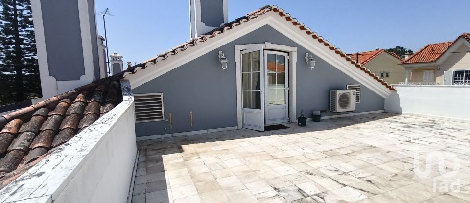 House T4 in Charneca De Caparica E Sobreda of 700 m²