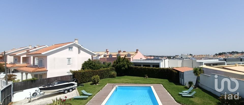 House T4 in Charneca De Caparica E Sobreda of 700 m²