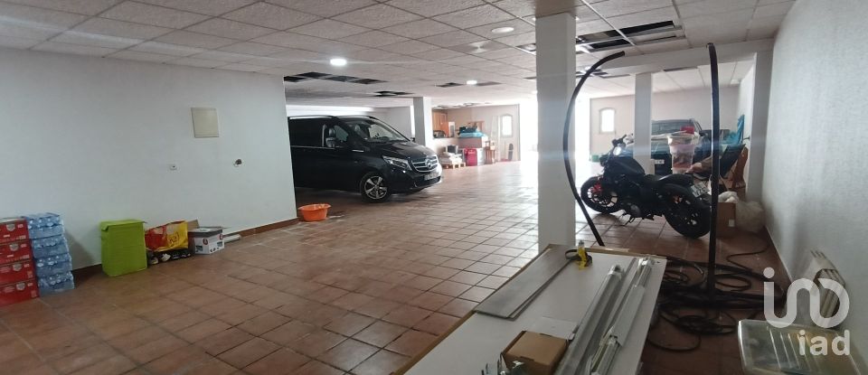 House T4 in Charneca De Caparica E Sobreda of 700 m²