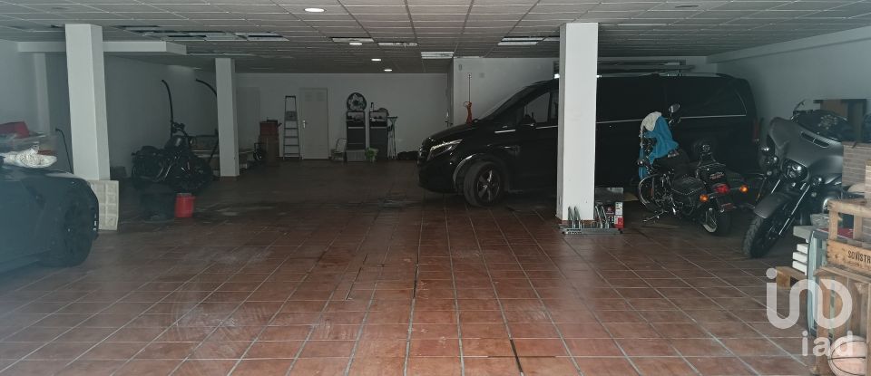 House T4 in Charneca De Caparica E Sobreda of 700 m²