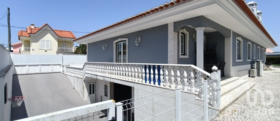 House T4 in Charneca De Caparica E Sobreda of 700 m²
