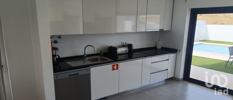 Moradia T3 em Tornada e Salir do Porto de 142 m²