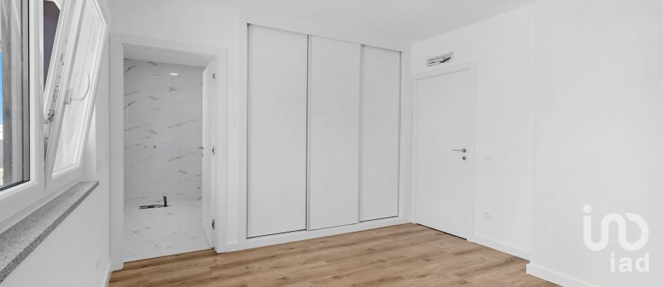 Moradia T4 em Atouguia da Baleia de 295 m²