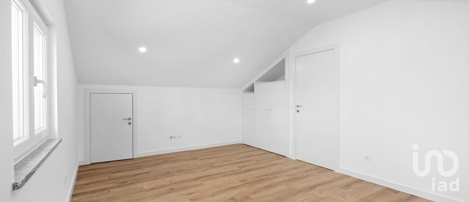 Moradia T4 em Atouguia da Baleia de 295 m²