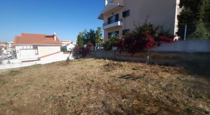 Terreno em Charneca De Caparica E Sobreda de 317 m²