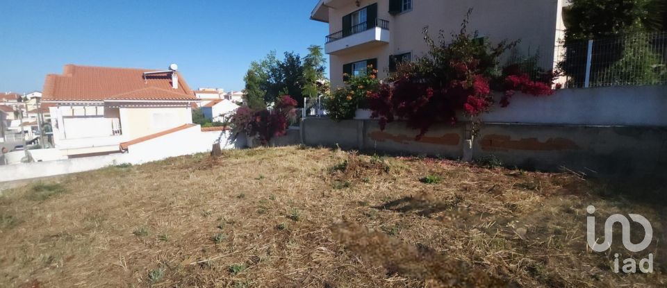 Terreno em Charneca De Caparica E Sobreda de 317 m²
