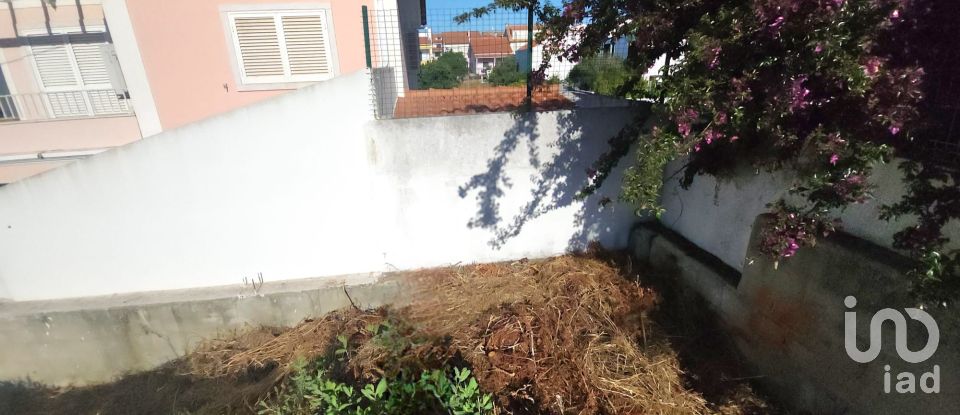 Terreno em Charneca De Caparica E Sobreda de 317 m²