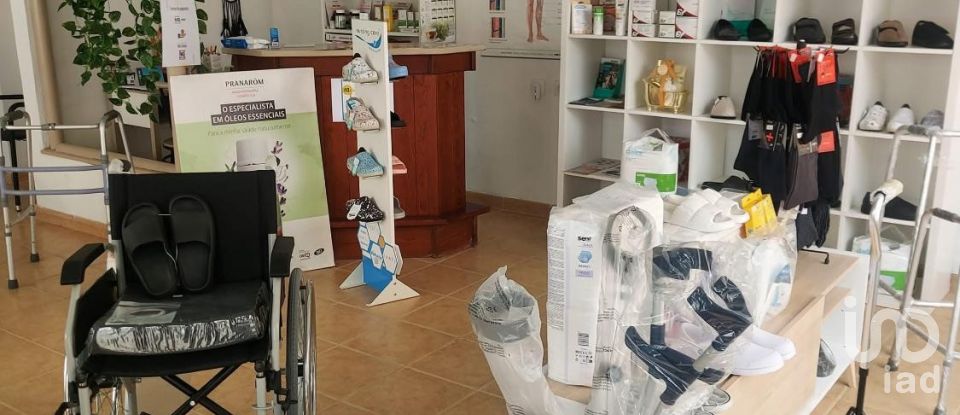 Surface diverse à Atouguia da Baleia de 128 m²