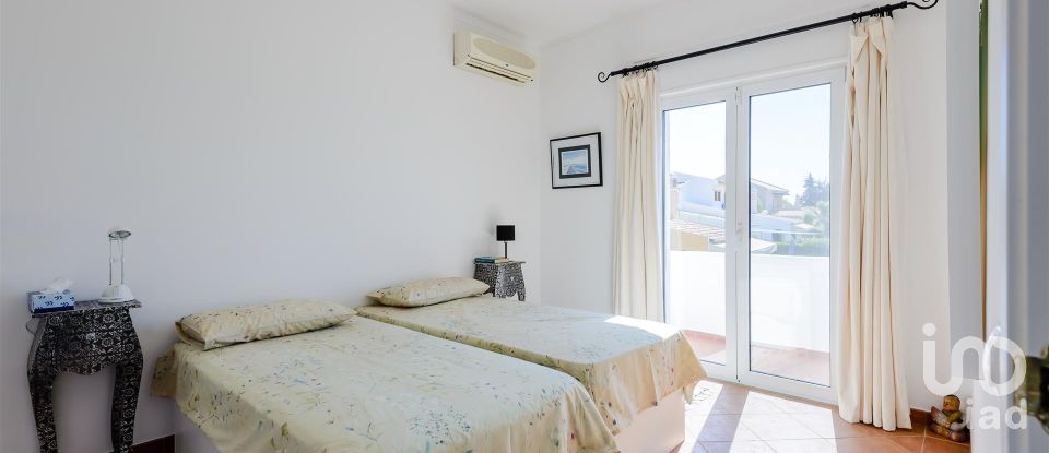 House T4 in Quarteira of 281 m²