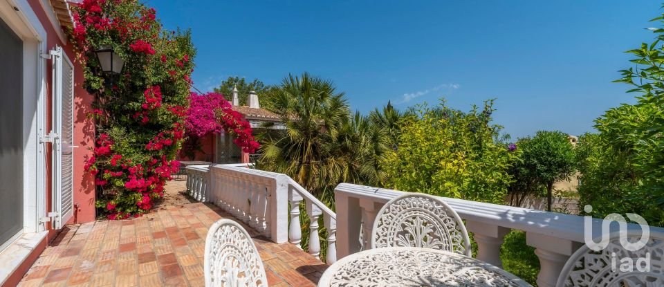 House T4 in Santa Bárbara de Nexe of 201 m²