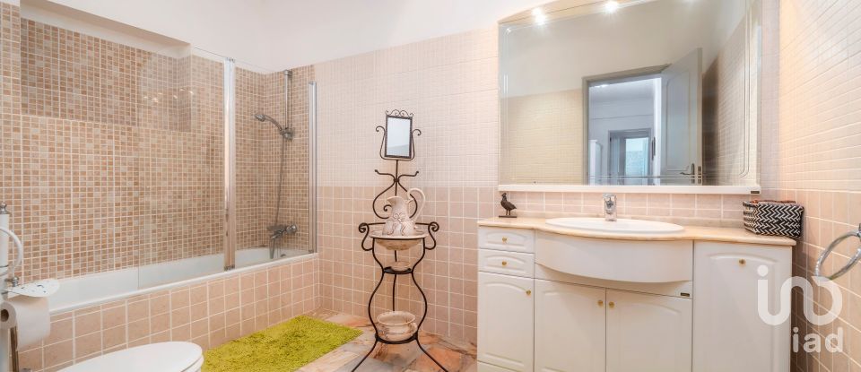 House T4 in Santa Bárbara de Nexe of 201 m²