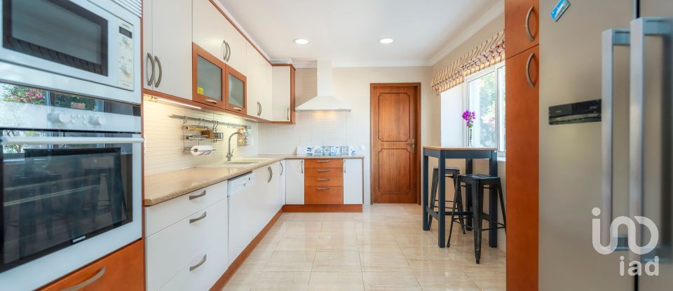 House T4 in Santa Bárbara de Nexe of 201 m²