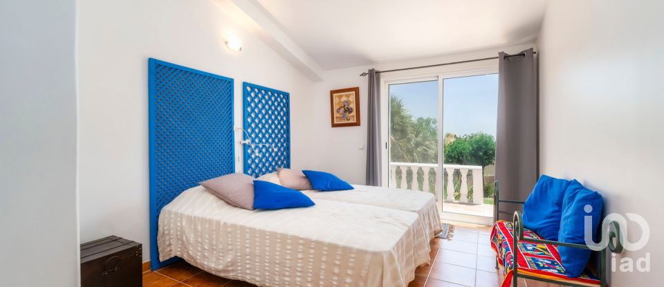 House T4 in Santa Bárbara de Nexe of 201 m²