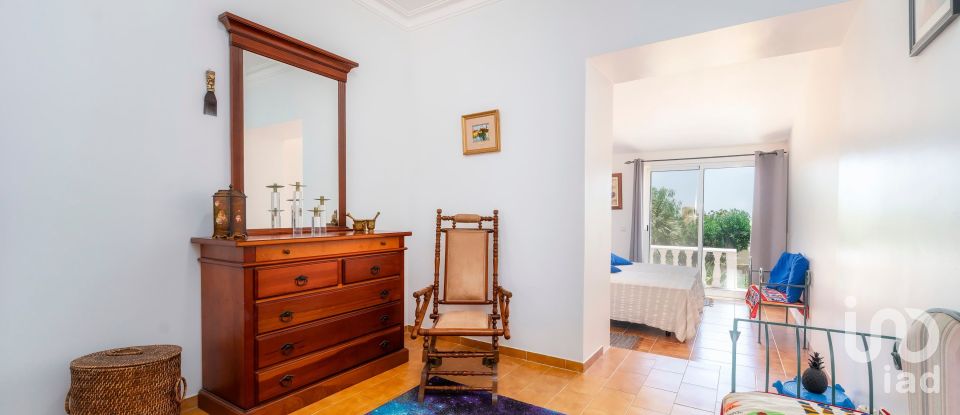 House T4 in Santa Bárbara de Nexe of 201 m²