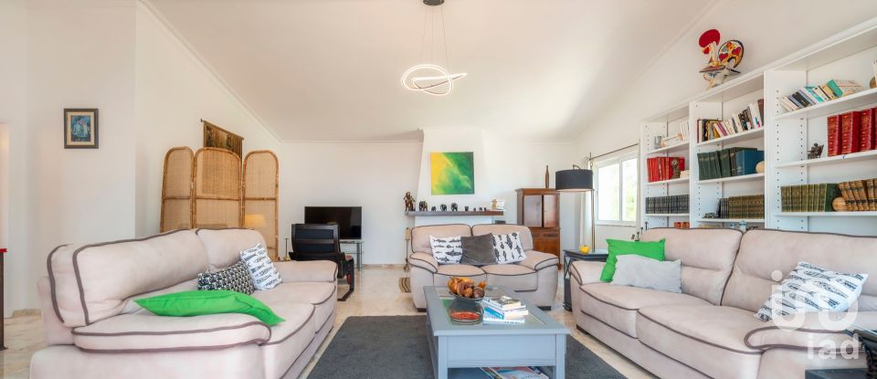 House T4 in Santa Bárbara de Nexe of 201 m²