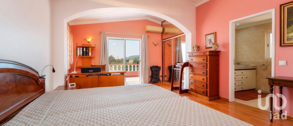 House T4 in Santa Bárbara de Nexe of 201 m²