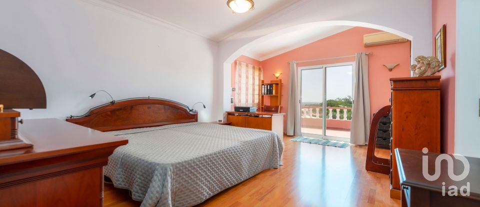 House T4 in Santa Bárbara de Nexe of 201 m²