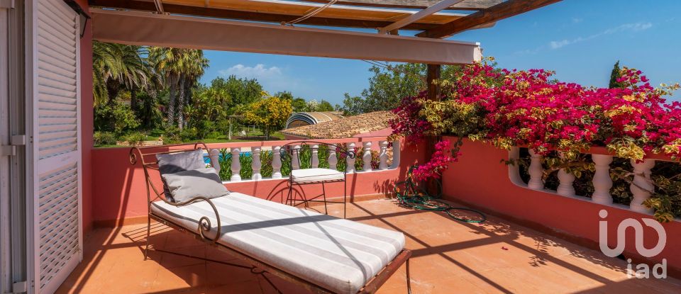 House T4 in Santa Bárbara de Nexe of 201 m²