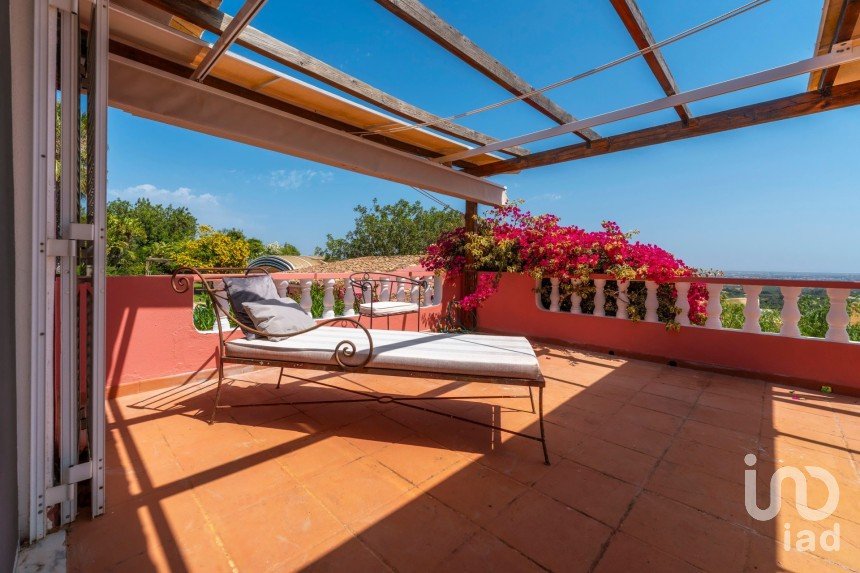 House T4 in Santa Bárbara de Nexe of 201 m²