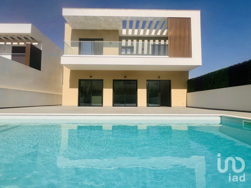 House T4 in Quarteira of 355 m²