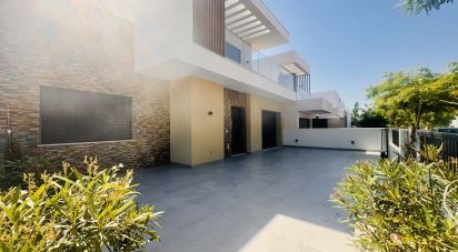 Maison T4 à Quarteira de 355 m²