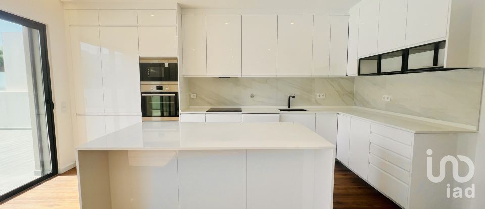 House T4 in Quarteira of 355 m²