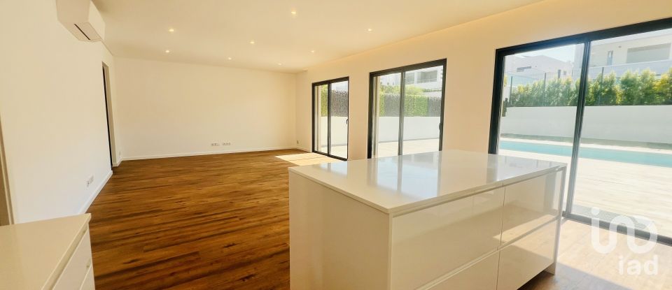 House T4 in Quarteira of 355 m²