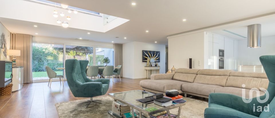 Moradia T3 em Charneca De Caparica E Sobreda de 220 m²