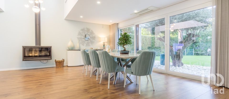 Moradia T3 em Charneca De Caparica E Sobreda de 220 m²