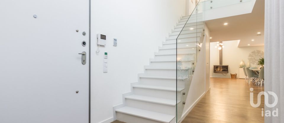 Moradia T3 em Charneca De Caparica E Sobreda de 220 m²