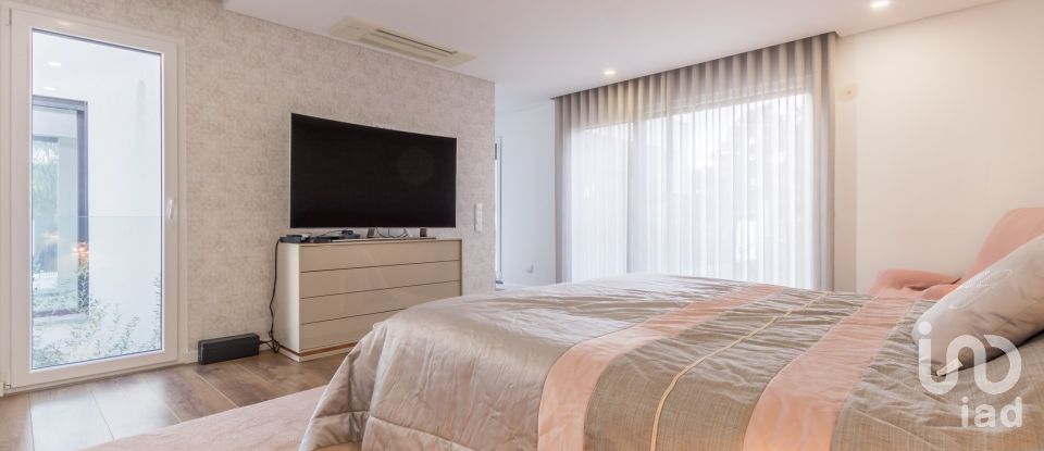 Moradia T3 em Charneca De Caparica E Sobreda de 220 m²