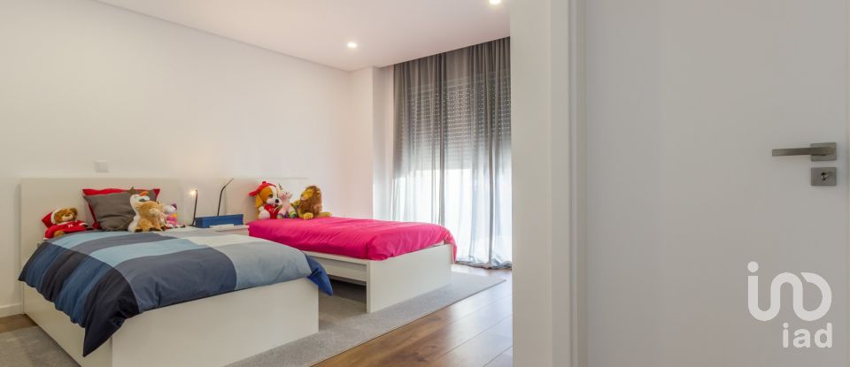 Moradia T3 em Charneca De Caparica E Sobreda de 220 m²