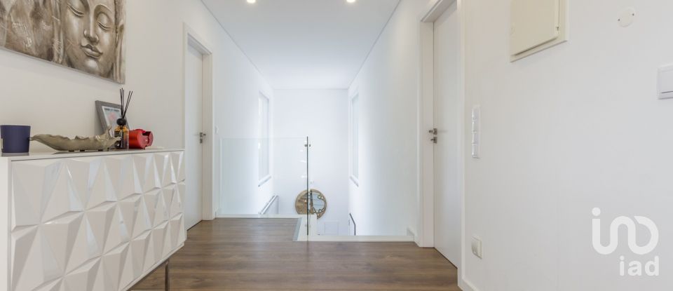 Moradia T3 em Charneca De Caparica E Sobreda de 220 m²