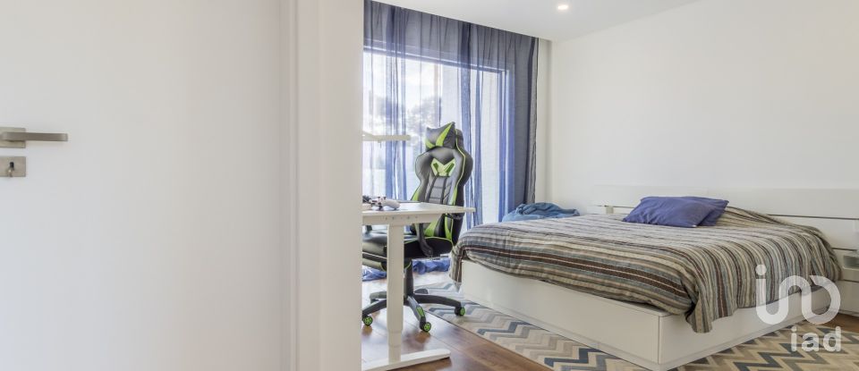 Moradia T3 em Charneca De Caparica E Sobreda de 220 m²