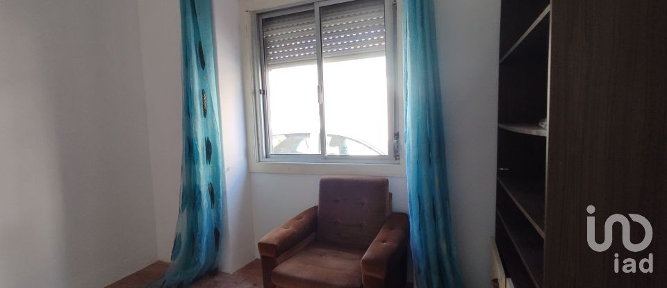 House T3 in Santarém (Marvila), Santa Iria Da Ribeira De Santarém, Santarém (São Salvador) E Santarém (São Nicolau) of 100 m²