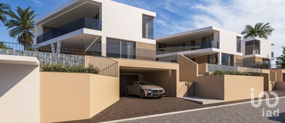 House T3 in Caniço of 421 m²