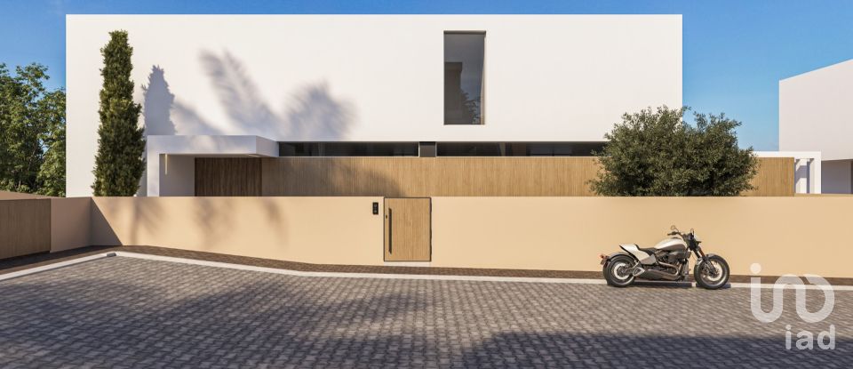 House T3 in Caniço of 421 m²