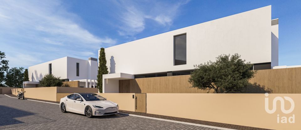 House T3 in Caniço of 421 m²