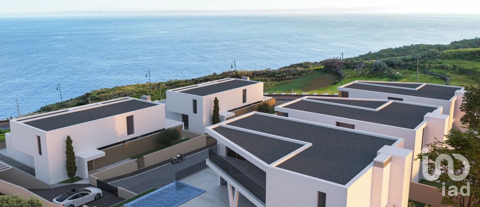 House T3 in Caniço of 421 m²