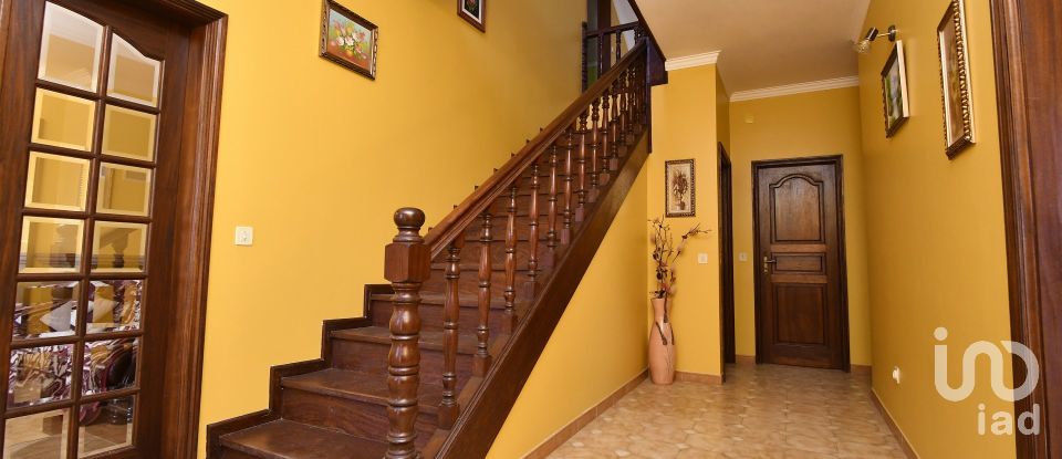 House T4 in Moure of 330 m²