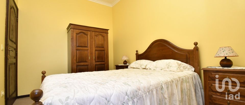 House T4 in Moure of 330 m²