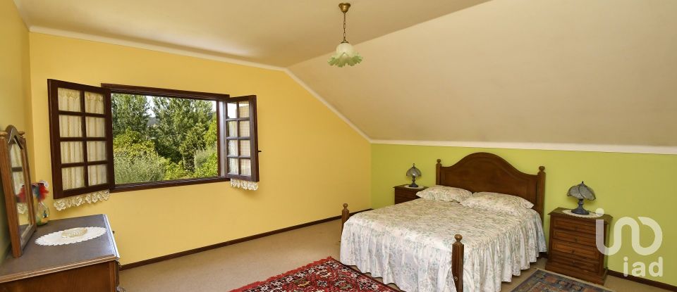 House T4 in Moure of 330 m²