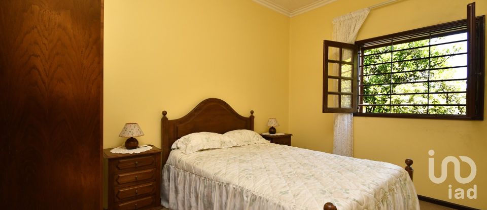 House T4 in Moure of 330 m²